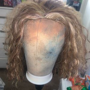 Synthetic layered wavy blonde highlight wig 18 inches